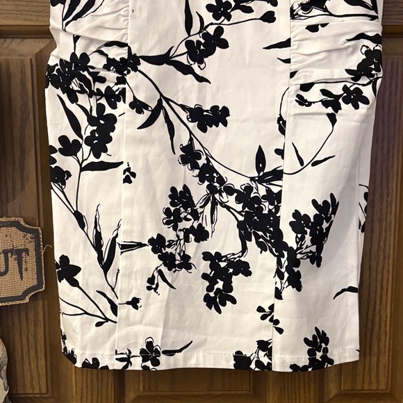 Elegant Black and White Floral Pencil Skirt - Picture 5 of 10